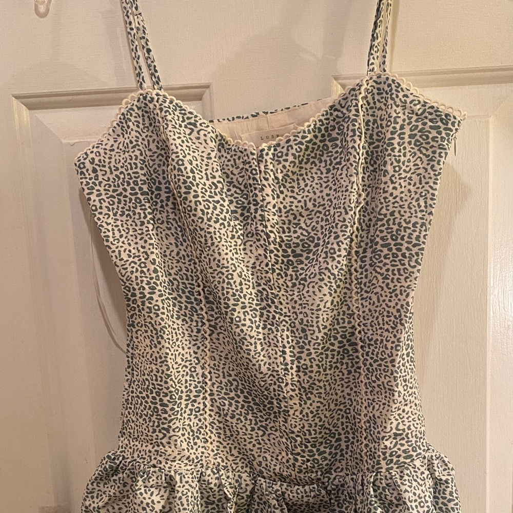 Lush White and Green Patterned Fabric - Picture 5 of 13